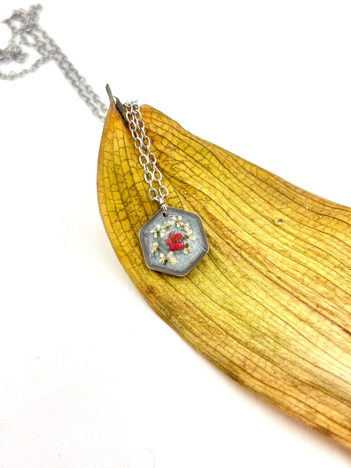 GREY BLOOM NECKLACE 